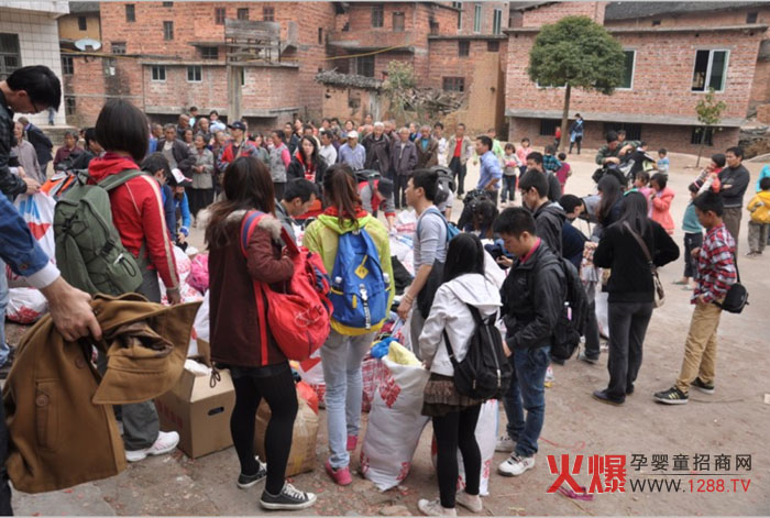 貝寧食品攜手聯(lián)建建設(shè)集團給山區(qū)送溫暖